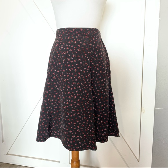 Black skirt with mini red/blue florals - Picture 5 of 11